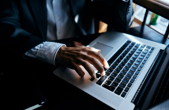 Pessoa mexendo no computador